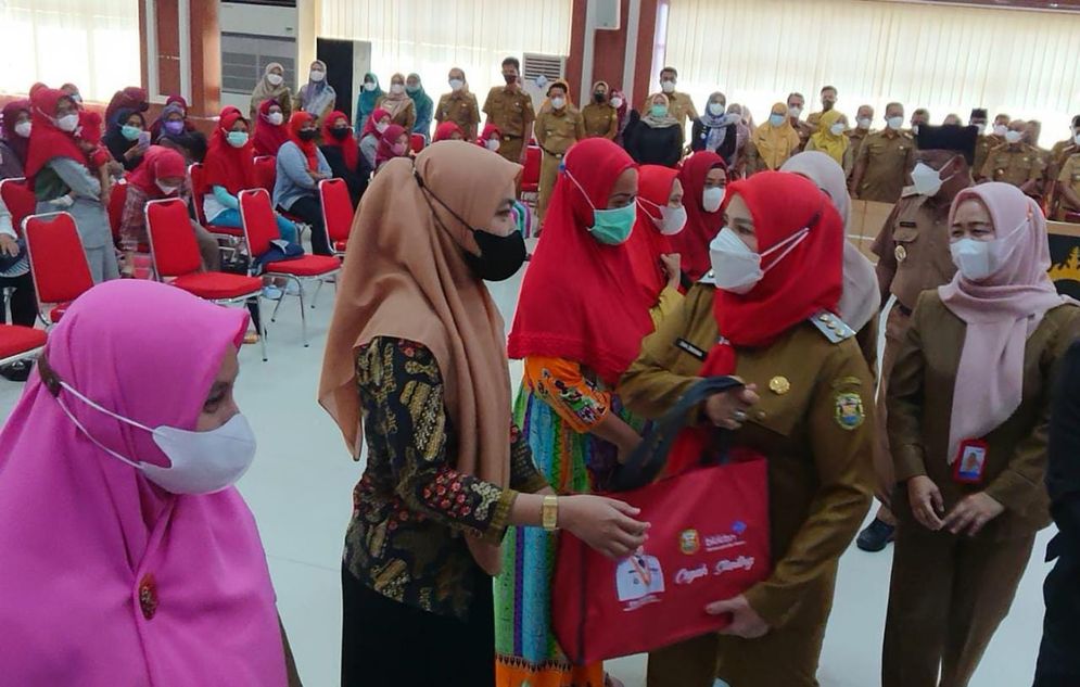 Wali Kota Bandar Lampung Eva Dwiana dalam peluncuran Dashat (Dapur Sehat Atasi Stunting) dan Roaming (Remaja dan Organisasi Masyarakat Antisipasi Stunting).