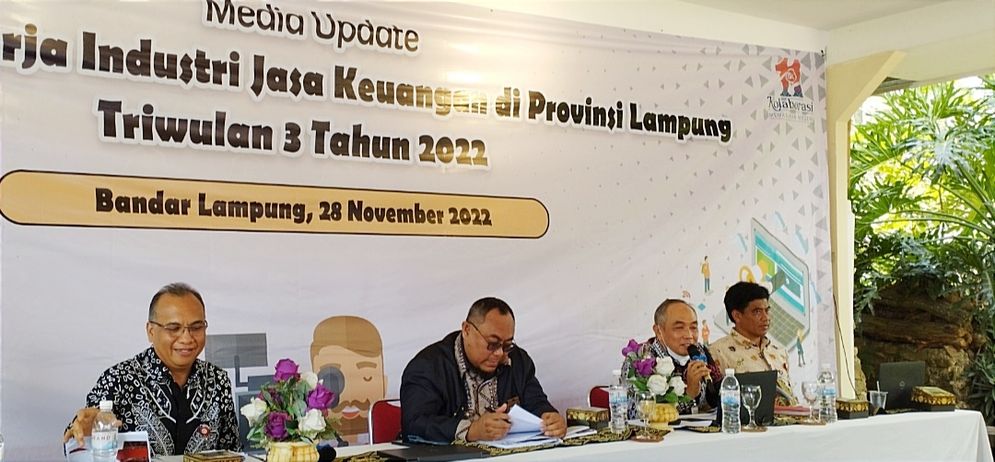 Kepala bagian pengawasan IKNB dan Pasar Modal Otoritas Jasa Keuangan (OJK) Lampung Herwan Achyar saat pemaparan kinerja IKNB pada Senin, 28 November 2022.