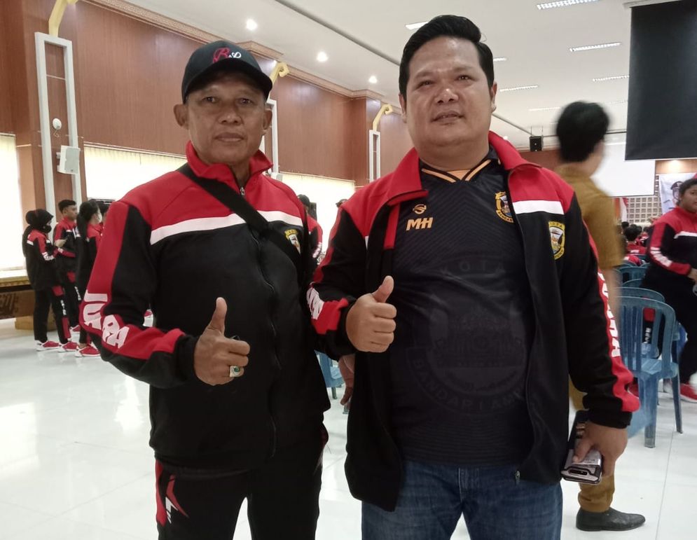 Manajer Cabor Sepak Bola Kota Bandar Lampung, Muhammad Hatta bersama Pelatih Cabor Sepak Bola Porprov Kota Bandar Lampung Kadir.