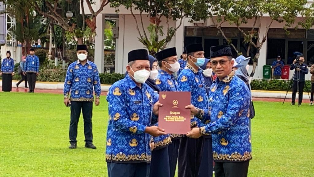 Wali Kota Balikpapan Rahmad Mas'ud menyerahkan penghargaan Satya Lencana dalam peringatan HUT Korpri ke-51