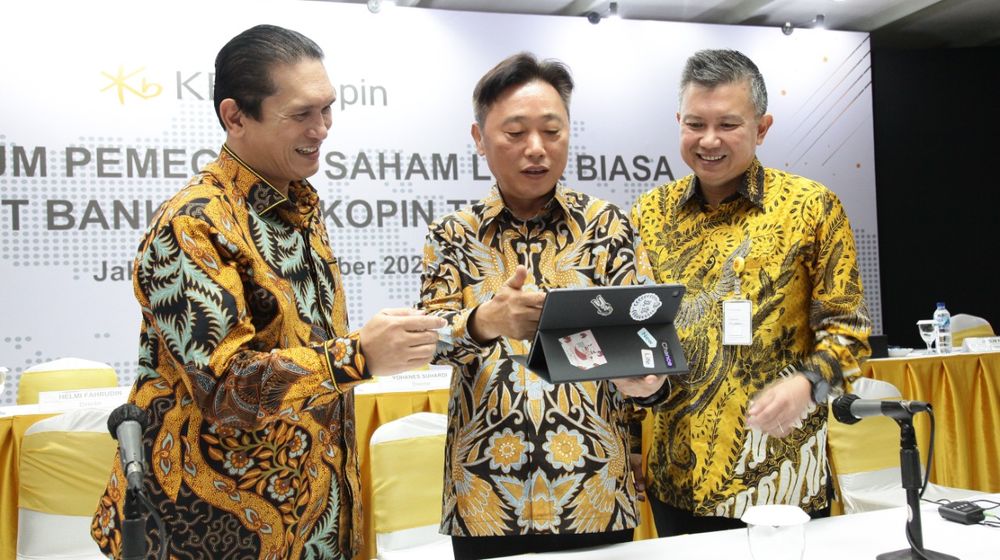 Jajaran direksi dan komisaris BBKP, kiri ke kanan: Jerry Marmen (Komisaris Utama), Woo Yeul Lee (Direktur Utama), Robby Mondong (Wakil Direktur Utama).