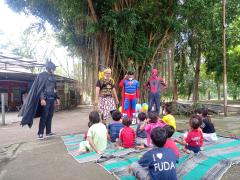 Super Hero Pendongeng Berbagi Keceriaan dengan Anak-Anak Yayasan Lentera Solo