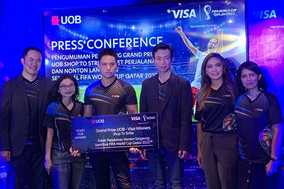 Visa dan UOB Indonesia memberikan reward kepada dua nasabah dari program Shop to Strike yang memperoleh Goal Point tertinggi dengan grand prize menyaksikan pertandingan semi final FIFA World Cup 2022™ secara langsung.