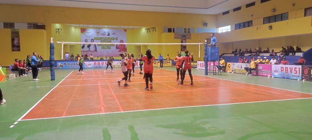 Pertandingan Cabang Olahraga (Cabor) Volly putri antar tim Bandar Lampung dan tim Pringsewu pada ajang Porprov (Pekan Olahraga Provinsi) Lampung IX di GOR PKOR pada Kamis, 1 Desember 2022.