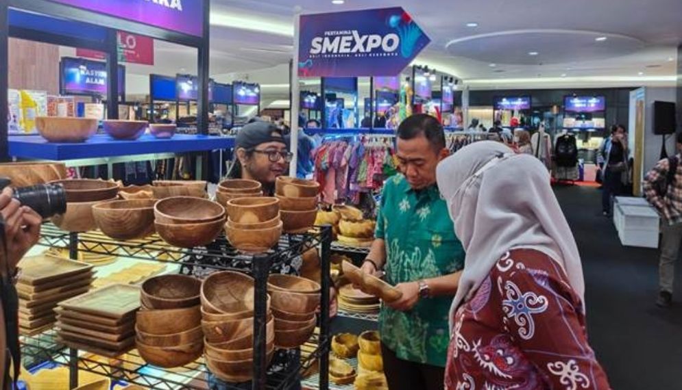 Pengunjung mendatangi booth UMKM pada gelaran Pertamina SMEXPO 2022 di FX Sudirman Jakarta.