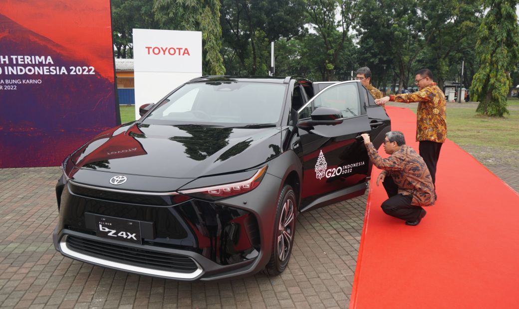 Toyota Indonesia menyerahkan unit kendaraan elektrifikasi berteknologi Battery Electric Vehicle (BEV) sebanyak 41 unit Toyota BZ4X untuk mendukung Konferensi Tingkat Tinggi (KTT) G20 di Bali.