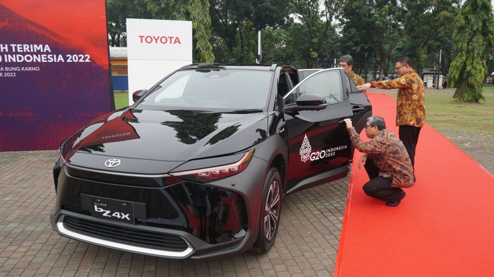 Toyota Indonesia menyerahkan unit kendaraan elektrifikasi berteknologi Battery Electric Vehicle (BEV) sebanyak 41 unit Toyota BZ4X untuk mendukung Konferensi Tingkat Tinggi (KTT) G20 di Bali.