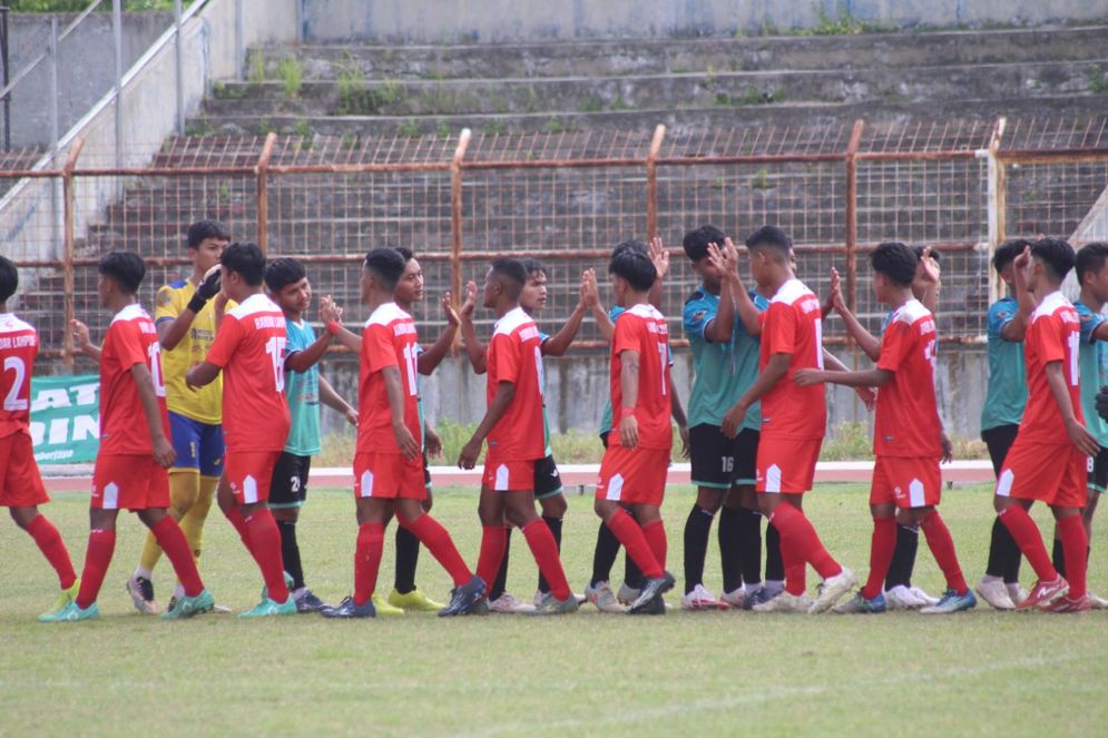 Pertandingan tim sepak bola Bandar Lampung melawan tim Pringsewu di Lapangan Sepak Bola PKOR pada Jumat, 2 Desember 2022.