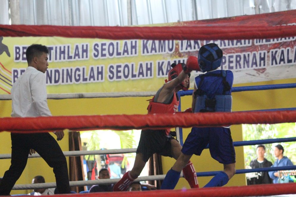 Atlet Bandar Lampung Cabor (Cabang Olahraga) Muaythai Alfian Rofit memenangkan pertandingan perdananya pada Porprov (pekan olahraga provinsi) IX di kelas -45 putra.
