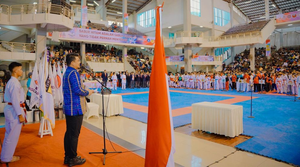 Wali Kota Medan Bobby Nasution membuka Open Tournament Karate Pelajar Sister City Cup 1-2022 di Gedung Serbaguna Unimed