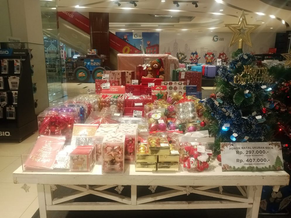 Sejumlah pernak pernik Natal yang dijual di Gramedia Palembang Square