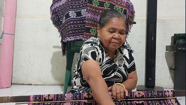 Dukung UMKM di Flores Timur, PT Pertamina Beri Pinjaman Lunak untuk Penenun Senior, Benedikta Boleng
