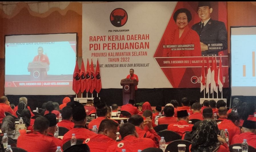 Sekjend DPP PDIP Hasto Kristiyanto memberikan instruksi kepada kader PDIP (Foto : Ahmad Husaini).