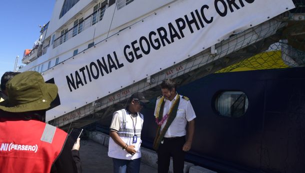 Bawa Wisatawan Asing, Kapal MV National Geographic Orion Bersandar di Pelabuhan L. Say, Maumere