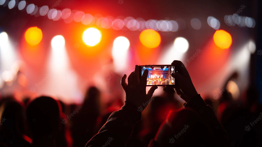 Ilustrasi orang sedang merekam di acara konser musik.