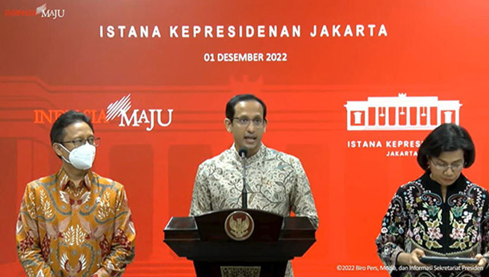 Mendikbudristek, Nadiem Anwar Makarim (tengah) dalam keterangan pers usai menerima Daftar Isian Pelaksanaan Anggaran (DIPA) Kemendikbudristek Tahun Anggaran 2023 dari Presiden RI, Joko Widodo.