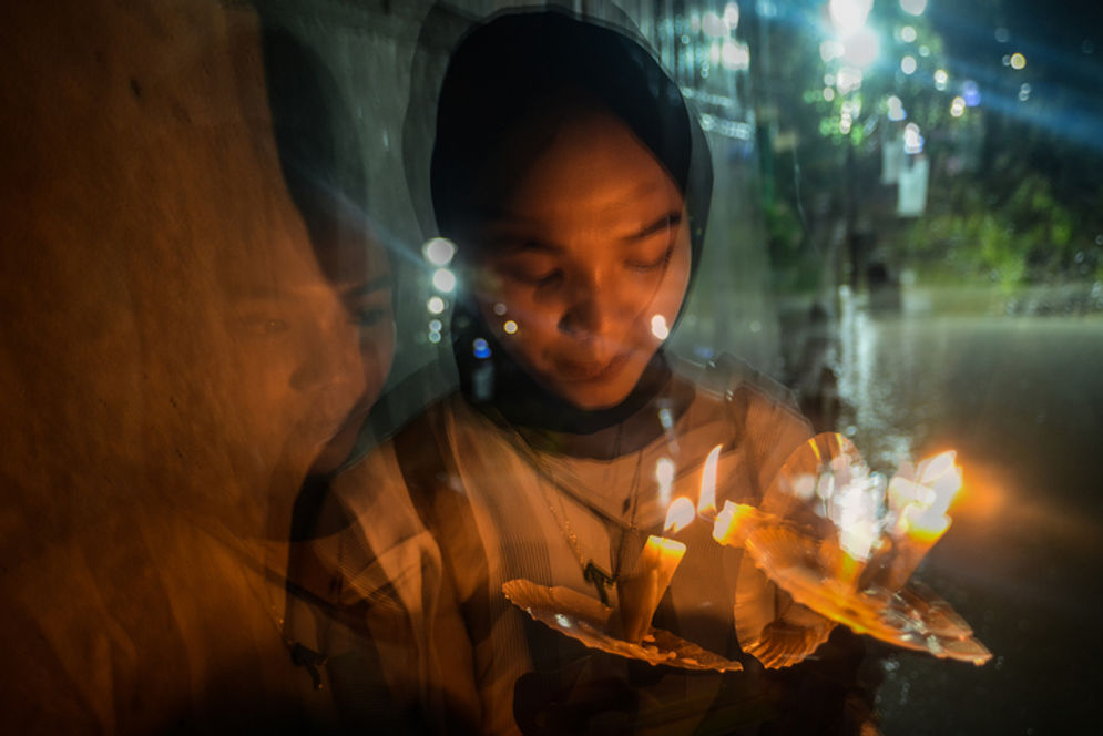 Puluhan peserta peringatan Hari AIDS Sedunia dari Sriwijaya Forum Care TB-HIV & Napza menggelar aksi menyalakan lilin  di Monumen Perjuangan Rakyat (Monpera) Palembang, Pada Sabtu, 3 Desember 2022. 