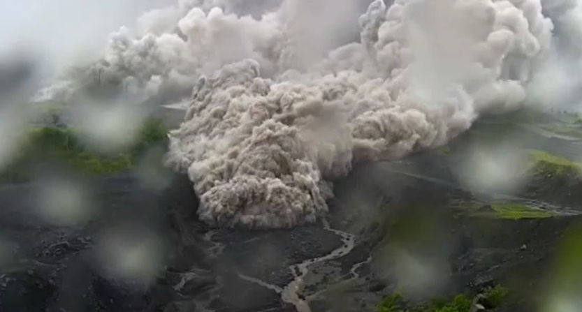 Detik-detik erupsi Gunung Semeru yang terpantau di CCTV.
