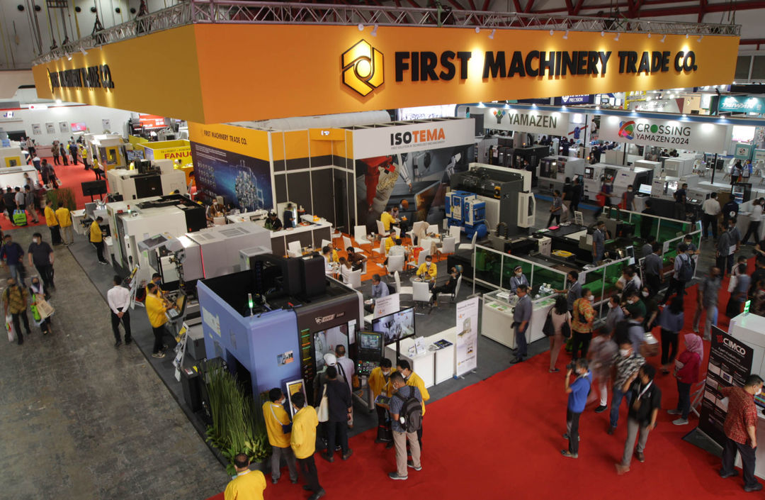 Nampak sejumlah pengunjung tengah mengamati berbagai macam produk yang ditampilkan dalam Pameran Manufacturing Indonesia 2022 yang berlangsung di JIExpo Kemayoran, Sabtu 3 Desember 2022. Foto : Panji Asmoro/TrenAsia