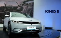 (3) IONIQ 5 as The Best Battery Electric Vehicle at GridOto Award 2022.jpeg