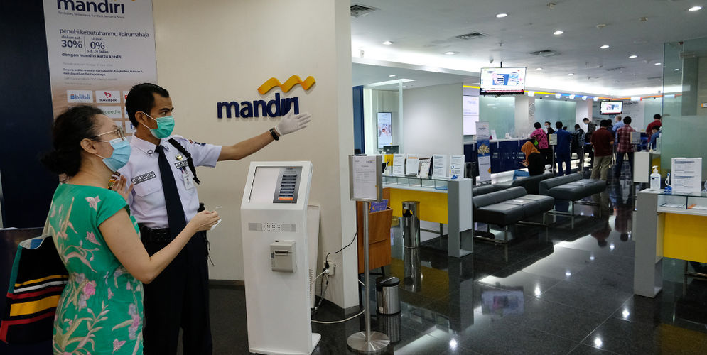 Ilustrasi pelayanan Bank Mandiri.