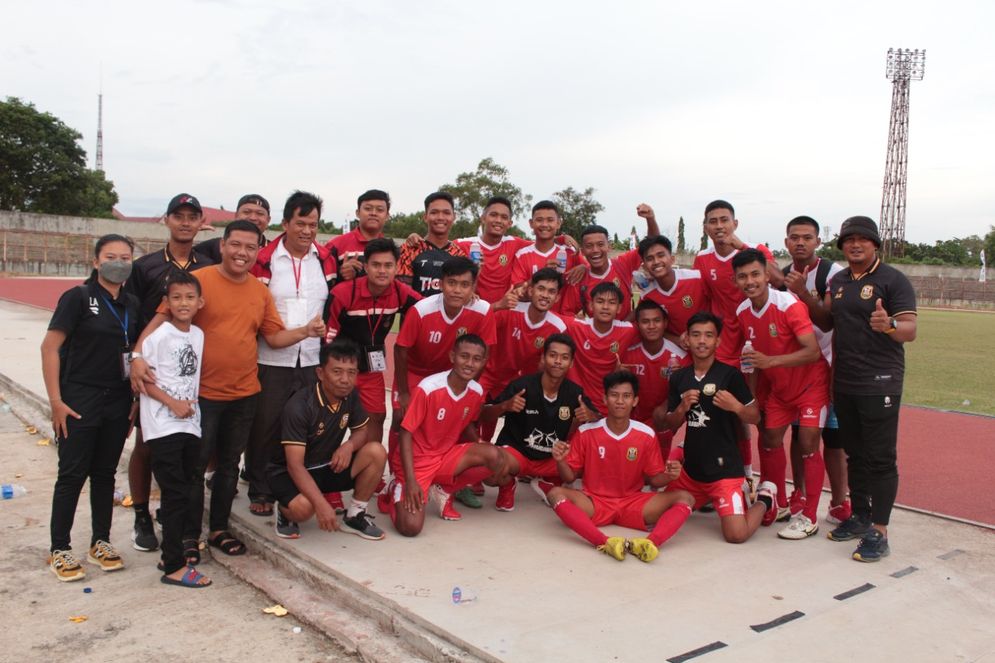Tim sepak bola Bandar Lampung berhasil pimpin klasemen sementara pada Porprov IX Lampung 2022.