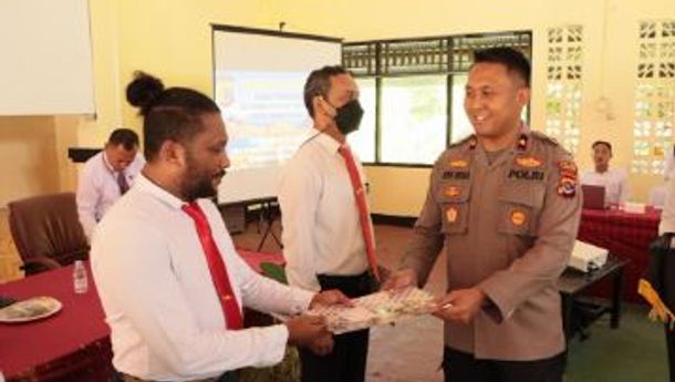 Kapolres Mabar Berikan Reward kepada Anggota Berprestasi