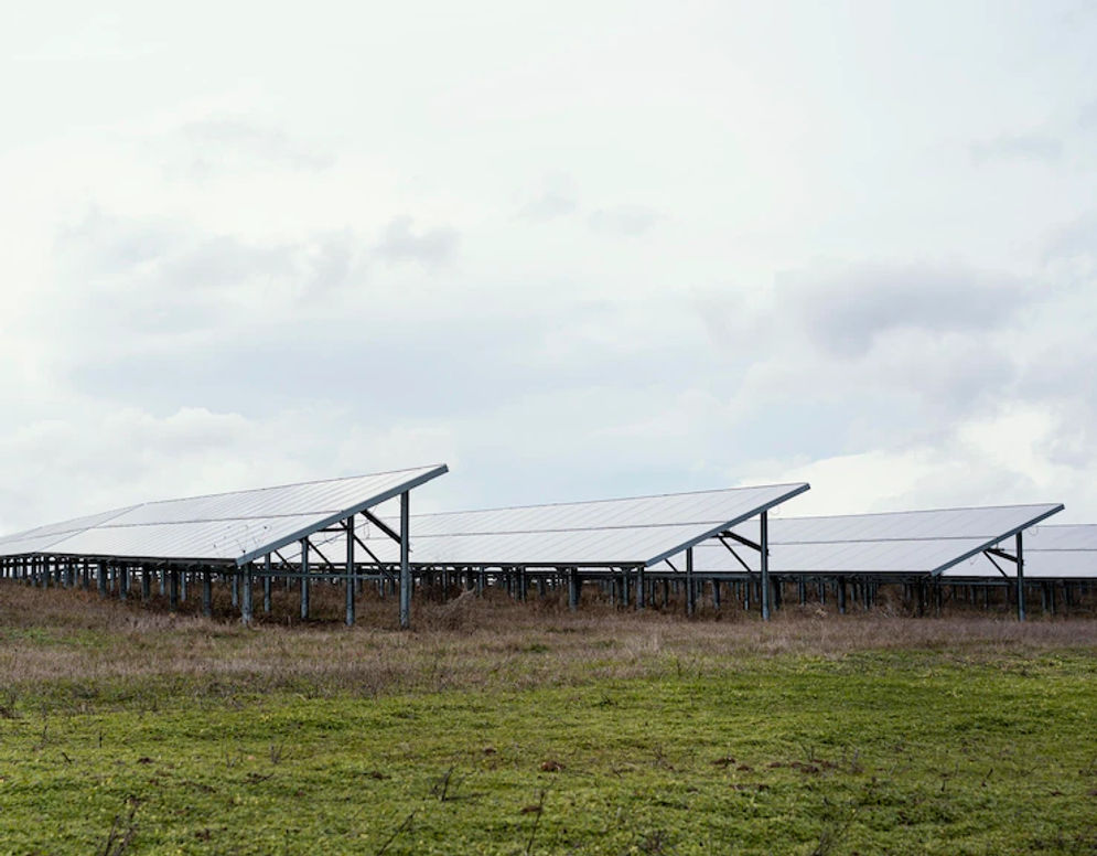 field-with-lots-solar-panels_23-2148895406.webp