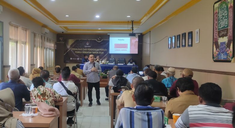 Anggota Komisi II DPR RI HM Rifqinizamy Karsayuda mengajak masyarakat untuk menolak politik uang, dan menghindari polarisasi di pemilu 2024 mendatang. (Foto : Ahmad Husaini)