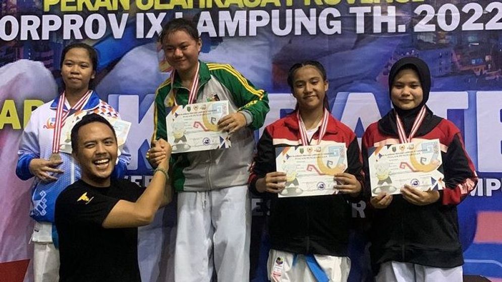 Dari hasil pertandingan cabor karate hari pertama itu, kontingen Kota Bandar Lampung berhasil meraih empat medali emas.