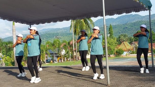 Pada HUT ke-23, Dharma Wanita Persatuan Flotim Gelar Lomba Senam dan Salurkan Beasiswa Anak ASN