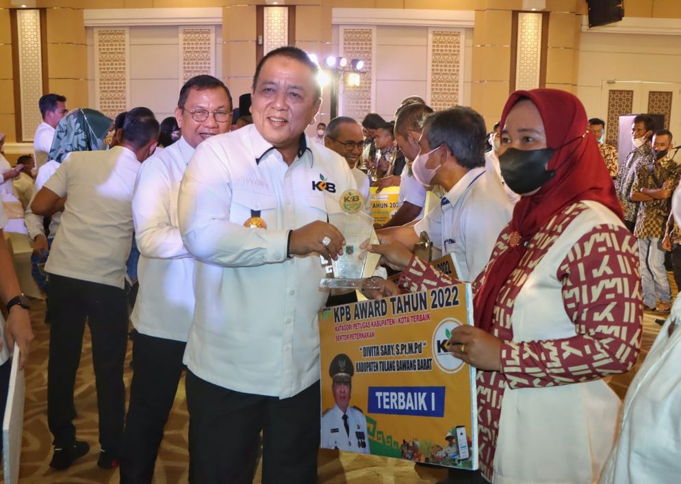 Gubernur Lampung Arinal Djunaidi memberikan penghargaan Kartu Petani Berjaya (KPB) Award 2022.