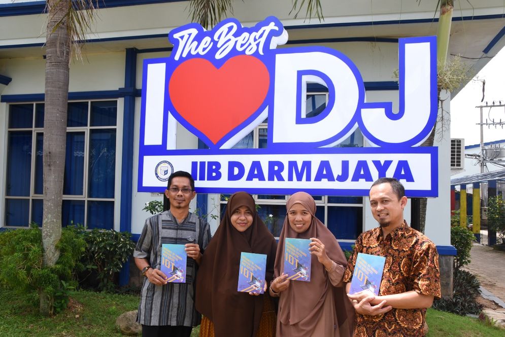 Empat dosen Institut Informatika dan Bisnis (IIB) Darmajaya berkolaborasi menerbitkan buku berjudul “Internet of Things ESP8266 ESP 32 Web Server”.