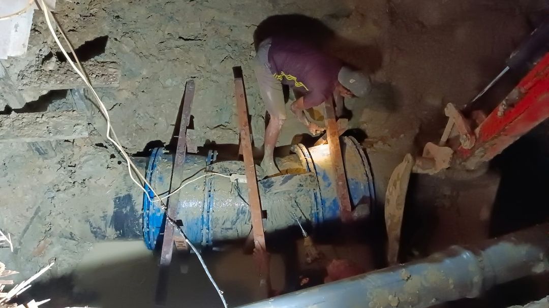 Seorang pekerja memperbaiki pipa milik Perumdam Samarinda di Wilayah Ringroad. Foto: Perumdam Samarinda