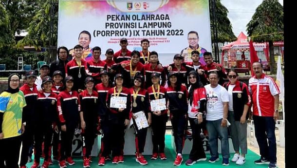 Raih 11 Emas, Tim Renang Bandar Lampung Juara Umum Porprov IX