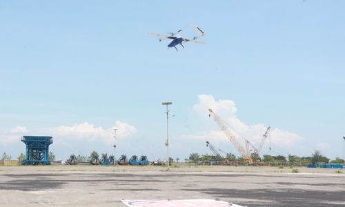 Pesawat Udara Tanpa Awak (PUTA) yang membawa logistik kesehatan saat lepas landas dari Terminal Umum DABN Pelabuhan Probolinggo untuk uji coba pengoperasian.jpeg