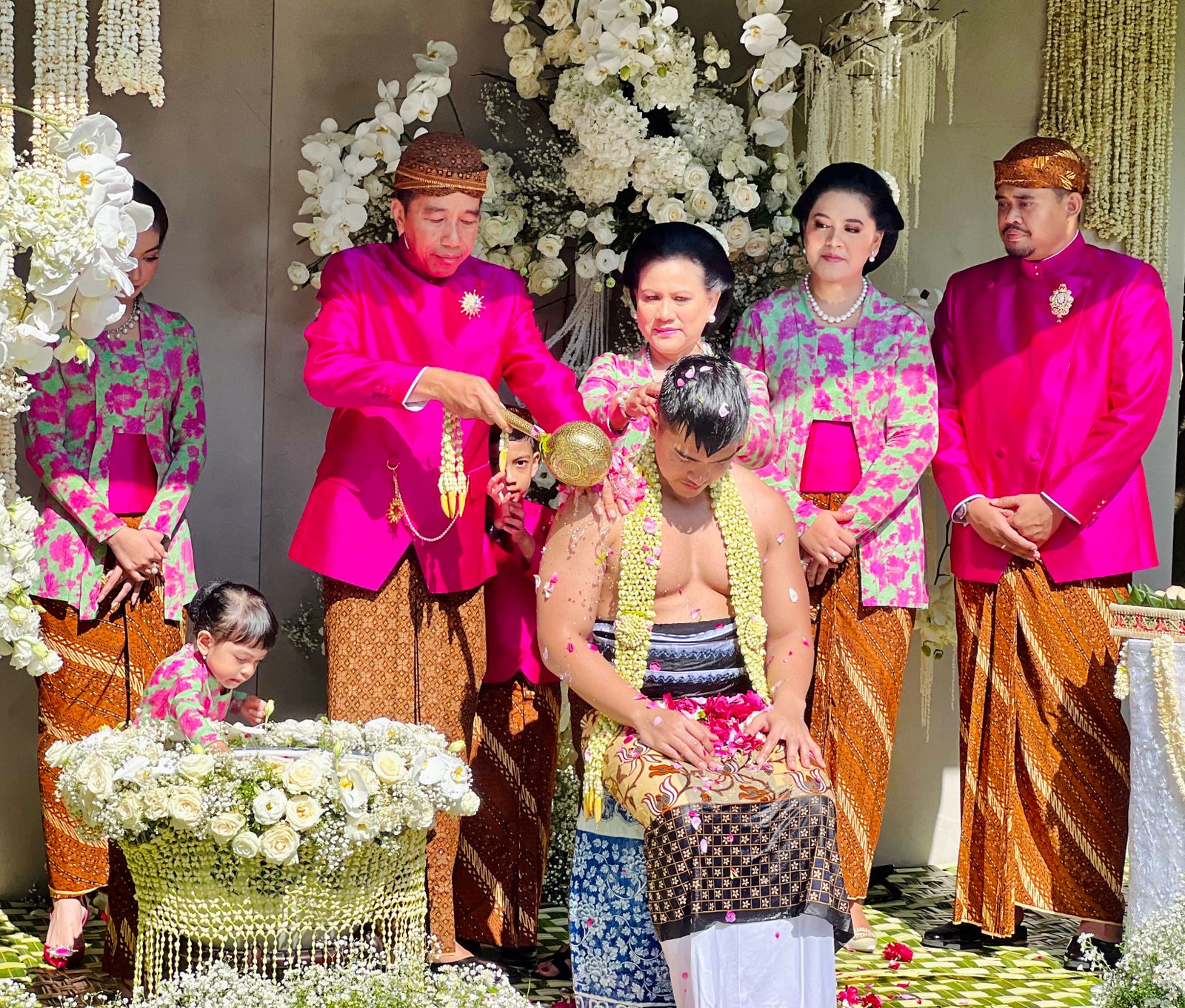 siraman Kaesang oleh Presiden Jokowi dan Iriana Jokowi