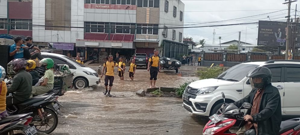 Salah satu kawasan yang masih banjir hingga sore, Jumat (9/12/2022)