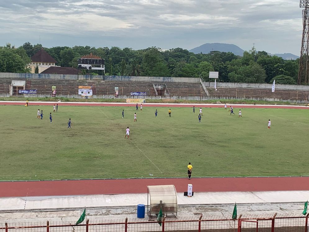 Pertandingan sepak bola tim Lampung Utara vs Tanggamus pada ajang Porprov Lampung IX 2022.