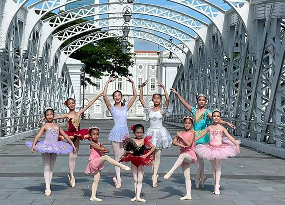 Indonesian Dance Theatre (IDT), sekolah tari dari Jakarta berhasil meraih medali perak dan perunggu di ajang kompetisi ballet tingkat internasional, Youth Arts Festival 2022, di National University of Singapore (NUS), Singapore yang berlangsung pada tanggal 26-30 November 2022.

Lebih dari 300 peserta mengikuti perlombaan ballet kategori ballet solo mulai usia 5 - 18 tahun ini. Sementara, IDT mengirimkan 9 orang mewakili Indonesia untuk kategori usia 6-13 tahun. Perwakilan Indonesia ini bersaing dengan para penari dari berbagai negara di ASEAN seperti Singapore, Indonesia, Philippines, Bangkok dan Malaysia.