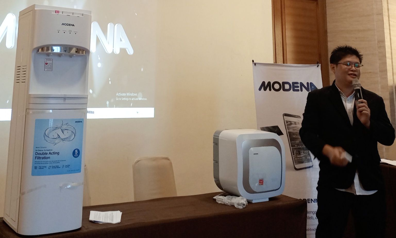 Branch Manager MODENA Medan Jamaludin menjelaskan keunggulan Water Heater ES 15 SKY