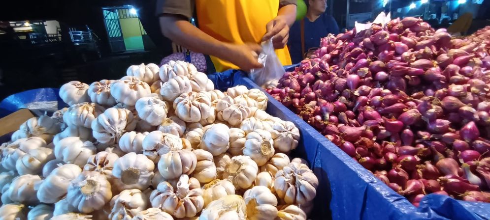 Seorang penjual bawang merah dan bawang putih di Pasar Retail Jakabaring