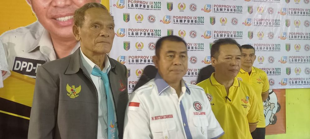 Ketua Persatuan Judo Seluruh Indonesia (PJSI) Provinsi Lampung Bustami Zainudin (tengah).