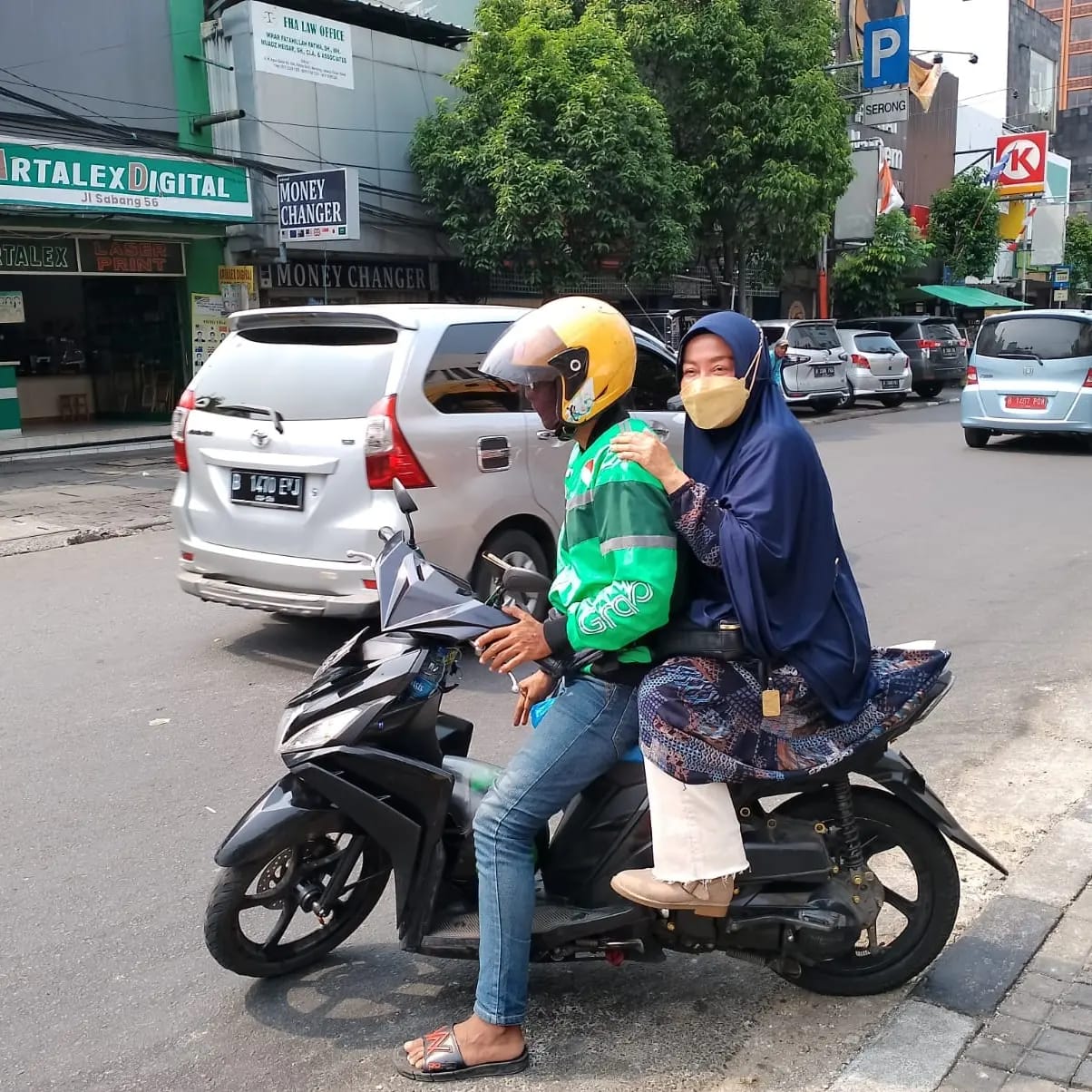 Momen Kadispersip Kalsel Nurliani Dardie menggunakan ojek Daring mengantarkan proposal permohonan hibah buku ke Perpusnas RI. (Foto : Dokumentasi pribadi)