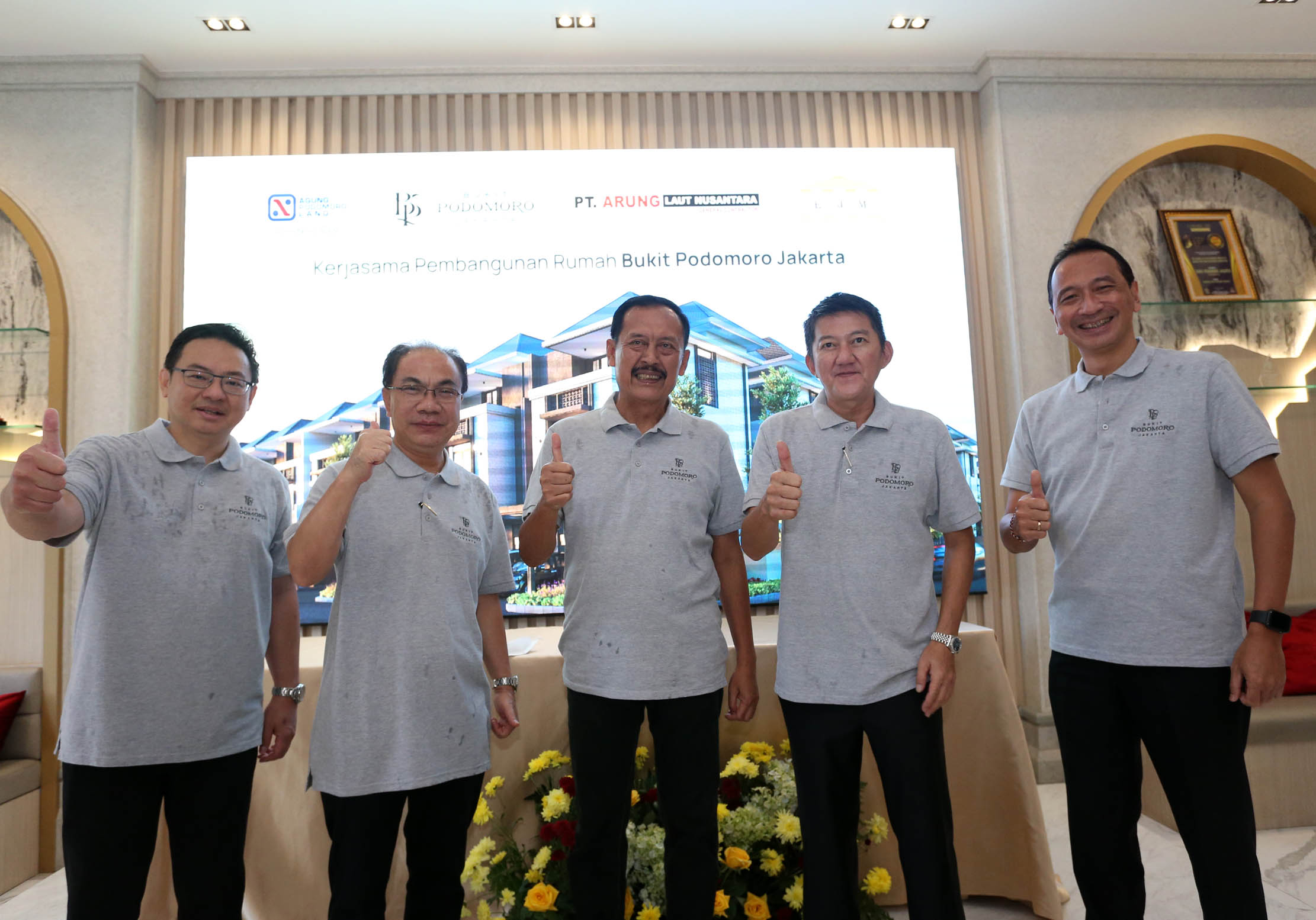 Wakil Direktur Utama Agung Podomoro Land Noer Indradjaja (tengah), Marketing Director Agung Podomoro Agung Wirajaya (kanan), Chief Marketing Officer Bukit Podomoro Jakarta Zaldy Wihardja (kiri), Direktur Utama PT Arung Laut Sufirman Kartanegara (kedua kanan), dan Direktur Utama PT Ebenhaezer Jaya Mandiri Hariyanto (kedua kiri) berfoto bersama usai kegiatan Penandatanganan Kerjasama Pembangunan Rumah Bukit Podomoro Jakarta, di Jakarta, Jumat 9 Desember 2022. Foto : Panji Asmoro/TrenAsia