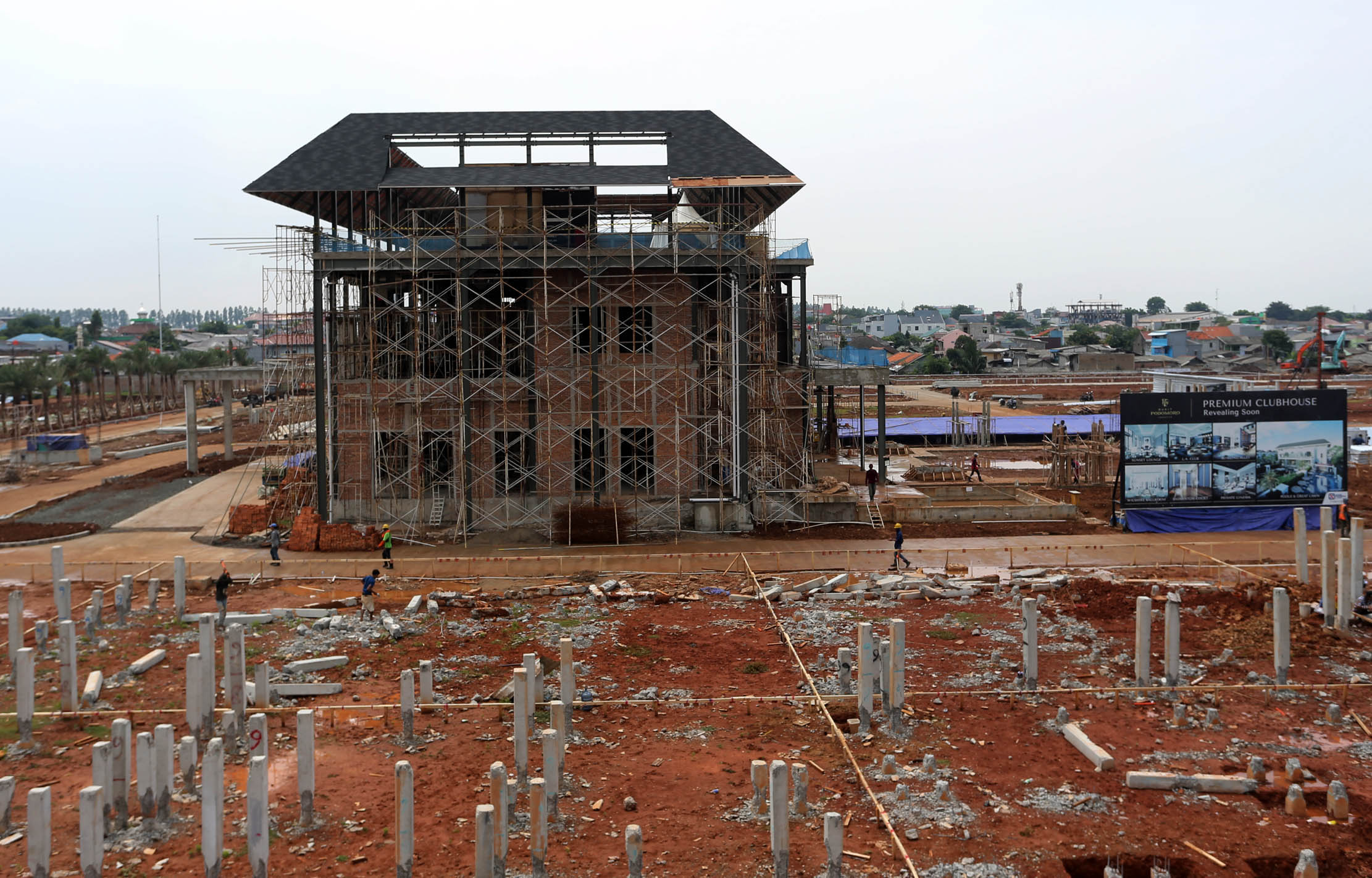 Wujud nyata pembangunan kawasan Jakarta Timur dilakukan oleh Agung Podomoro, melalui pengembangan proyek prestisius terdepan dan terbaik Bukit Podomoro Jakarta. Pembangunan proyek properti yang konsisten dan progresif ini ditandai dengan Topping Off Premium Clubhouse Bukit Podomoro Jakarta yang digelar pada Jumat, 9 Desember 2022. Foto : Panji Asmoro/TrenAsia