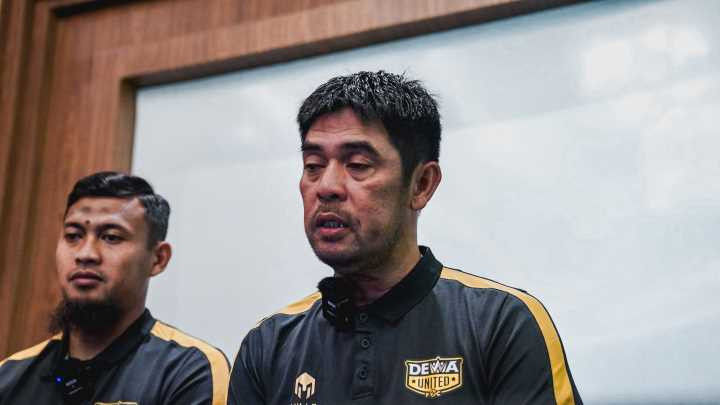 Pelatih Dewa United Nil Maizar saat memberikan keterangan kepada pers. Foto: dewaunited.com