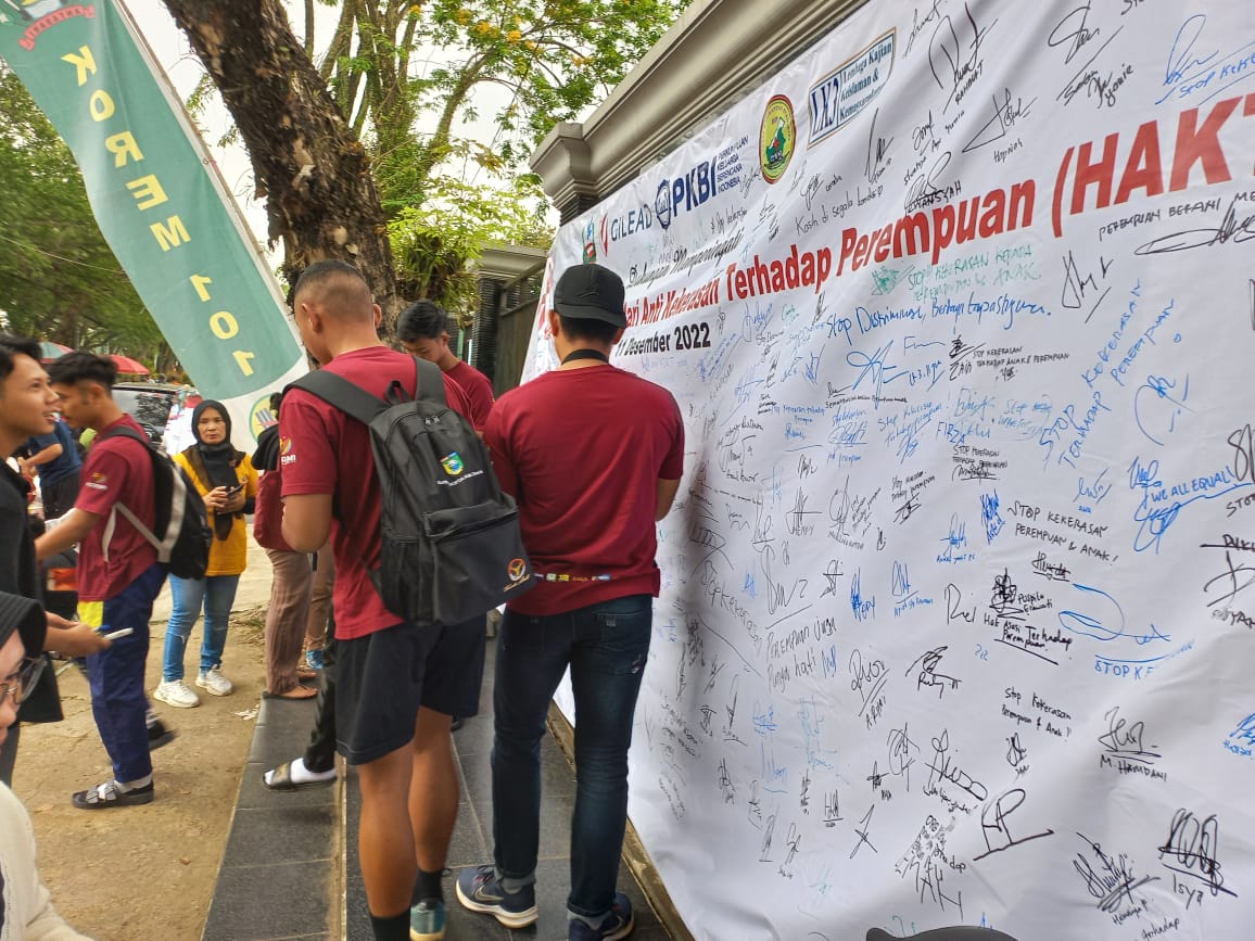 Warga menandatangani petisi hari aids sedunia di taman siring 0 kilometer. Foto: Dokumentasi Pribadi