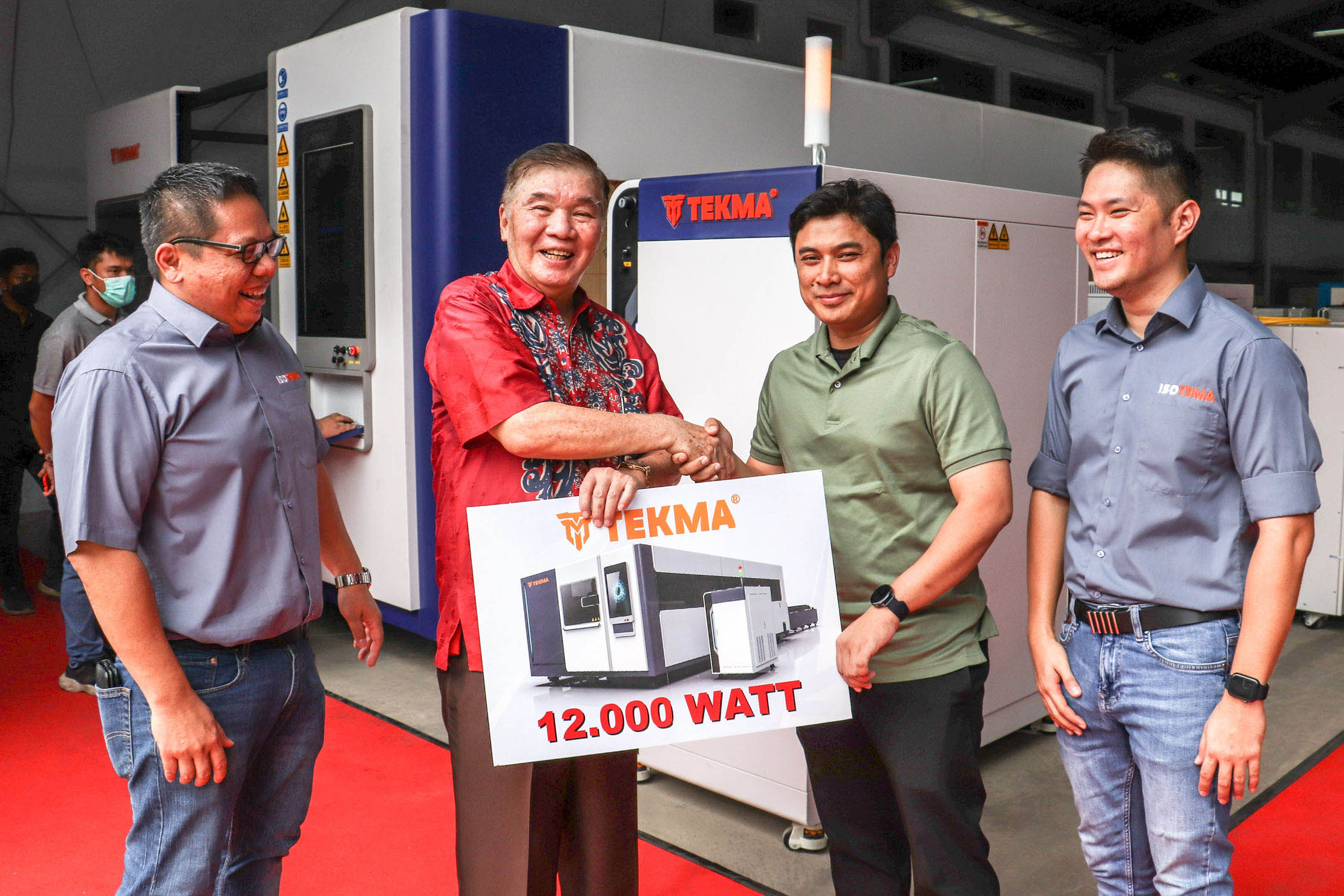 Presiden Direktur PT Isotema, Santosa Iswaratioso (kedua kiri) bersama *Direktur PT. FACO Global Engineering, Ujang Sukandi (kedua kanan), didampingi manajemen lainnya melakukan serah terima mesin laser TEKMA berkekuatan 12.000 Watt saat open house di kantor Isotema, Kapuk Jakarta Utara. Foto : Panji Asmoro/TrenAsia