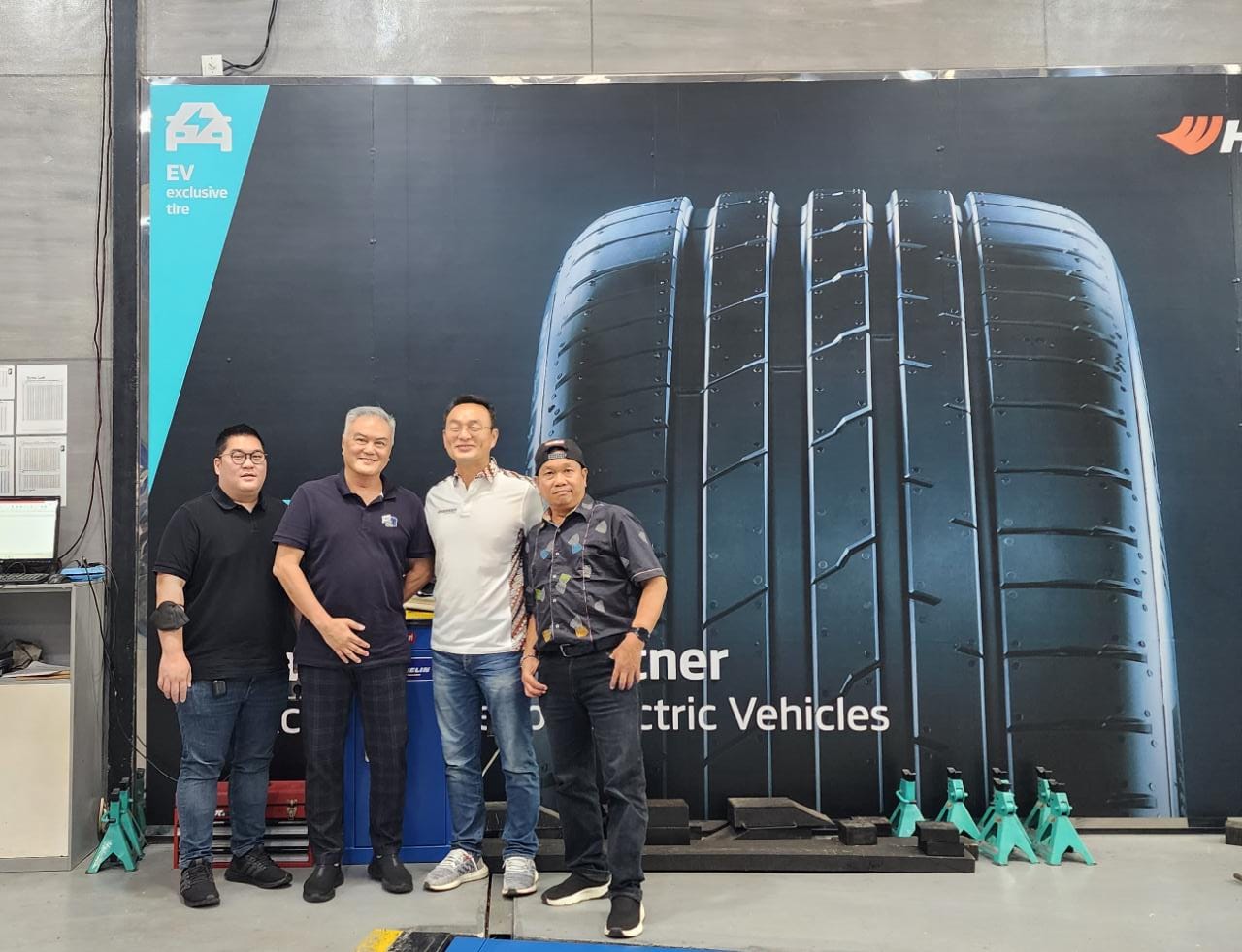 Hankook Tire memulai memasarkan lineup ban Electric Vehicle (EV) di Indonesia dengan Permaisuri sebagai salah satu distributor pertama.